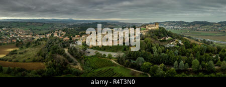 Vista aerea della città murata e il castello di Gradara nelle Marche Italia popolare destinazione turistica del ben conservato pareti doppie e castello Foto Stock