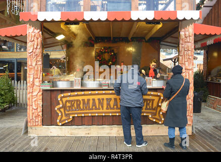 Cibo tedesco, di stallo al Winter Wonderland, Nottingham, Inghilterra. Foto Stock