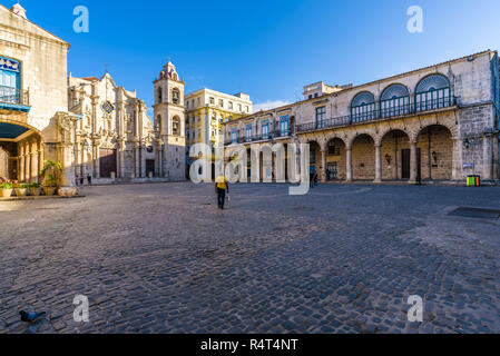 Vista sulla piazza della cattedrale della Vergine Maria a l'Avana, Cuba, su una mattina di sole. Foto Stock