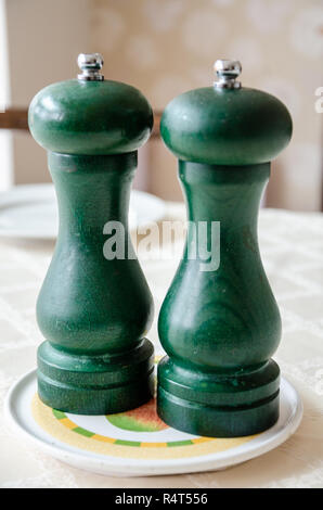 Sale e pepe mills su un tavolo da pranzo. Foto Stock