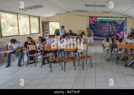 Una piccola scuola di ecuadoriani nella provincia di El Oro dell Ecuador. Foto Stock