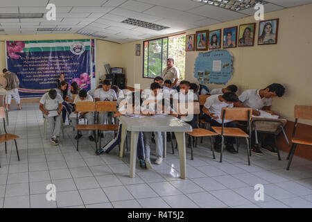 Una piccola scuola di ecuadoriani nella provincia di El Oro dell Ecuador. Foto Stock