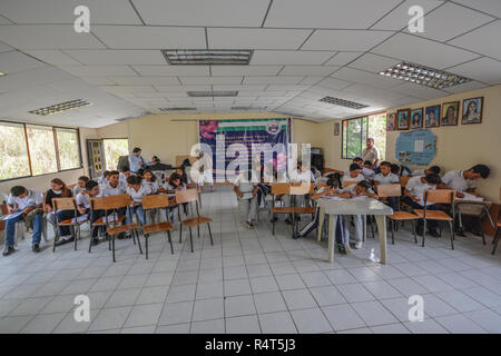 Una piccola scuola di ecuadoriani nella provincia di El Oro dell Ecuador. Foto Stock