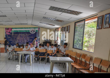 Una piccola scuola di ecuadoriani nella provincia di El Oro dell Ecuador. Foto Stock