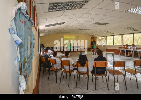 Una piccola scuola di ecuadoriani nella provincia di El Oro dell Ecuador. Foto Stock