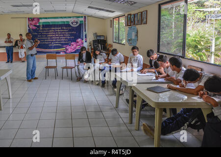 Una piccola scuola di ecuadoriani nella provincia di El Oro dell Ecuador. Foto Stock