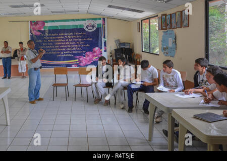 Una piccola scuola di ecuadoriani nella provincia di El Oro dell Ecuador. Foto Stock