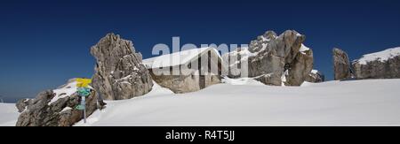 Vista della baita di montagna e le scogliere di pietra vicino al steinling-alm,kampenwand,chiemgau,alta Baviera,Germania meridionale Foto Stock