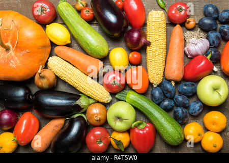 Concetto di cibo. Mockup. Appartamento vista laici di layout realizzato in vari ortaggi e frutta. Foto Stock