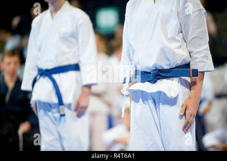 Giovane e bella e di successo dei ragazzi di karate karate in posizione Foto Stock