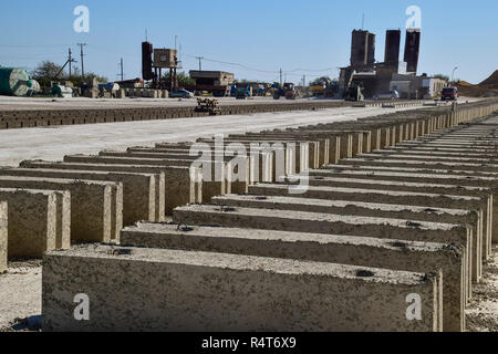 Blocchi di calcestruzzo di scorie giacciono a terra ed essiccato. sul blocco di scorie impianto di produzione. Foto Stock