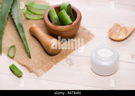 Aloe vera yogurt con foglie fresche su un tavolo di legno Foto Stock
