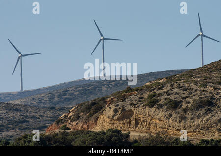 Tre turbine eoliche sulla montagna e una strada di montagna contro il cielo del ciano Foto Stock