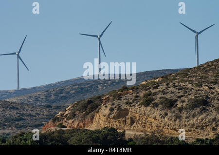 Tre turbine eoliche sulla montagna e una strada di montagna contro il cielo del ciano Foto Stock