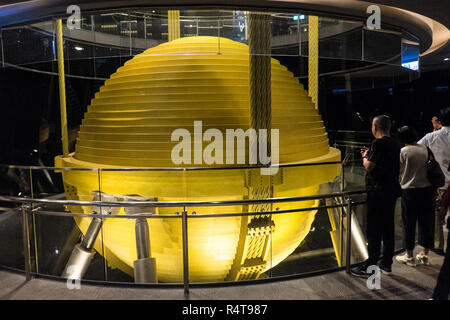 Enorme,ammortizzatore,ammortizzatori,peso,contrappeso,l'equilibrio,a,top,d,osservatorio,torre,a,Taipei 101 Tower,Taipei cinese,,Cina,Repubblica di Cina,roc,Asia,Asian Foto Stock