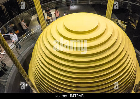 Enorme,ammortizzatore,ammortizzatori,peso,contrappeso,l'equilibrio,a,top,d,osservatorio,torre,a,Taipei 101 Tower,Taipei cinese,,Cina,Repubblica di Cina,roc,Asia,Asian Foto Stock