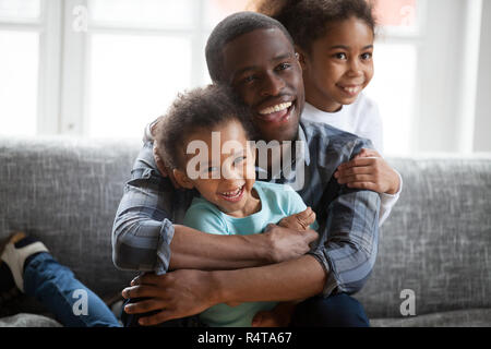 Colpo alla testa ritratto felice famiglia americana africana a casa Foto Stock