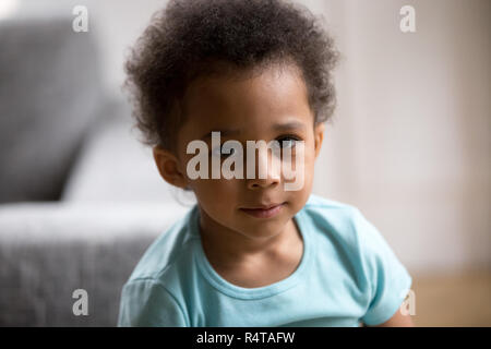 Colpo alla testa ritratto toddler African American bambino Foto Stock