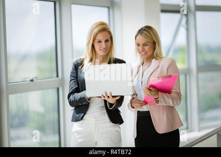 Felice giovani imprenditrici facendo dei documenti di office Foto Stock