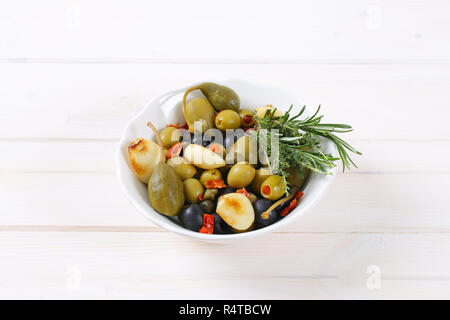 Decapare i capperi e le olive, capperi bacche e aglio Foto Stock