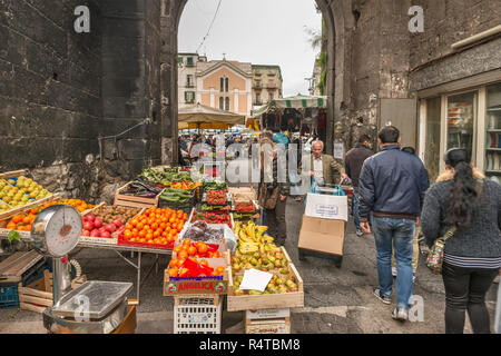 Stallo Fruttivendolo vicino a Porta Nolana, mercato di Porta Nolana trimestre, Napoli, campania, Italy Foto Stock