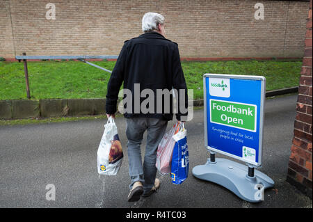 Volontari risolvere il neo arrivato donazioni a Arnold Foodbank Daybrook chiesa battista il negozio di alimentari e fornire a chi è nel bisogno con cibo donato a Nottingham. Foto Stock