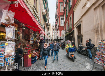 Via San Biaggio dei Librai, street nel centro storico quartiere, Napoli, campania, Italy Foto Stock