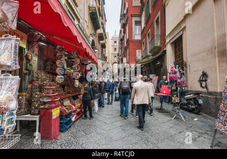 Via San Biaggio dei Librai, street nel centro storico quartiere, Napoli, campania, Italy Foto Stock