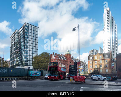 Red London Double Decker bus sulla vecchia strada di silicio o rotonda a Londra, Regno Unito Foto Stock