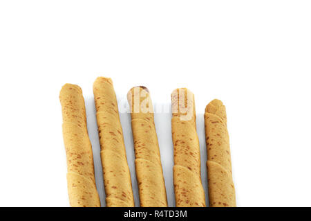 Di cialda croccante di cioccolato ripiene di crema bastoncini di wafer isolati su sfondo bianco Foto Stock