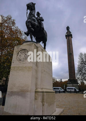 Statua equestre di Edward VII e il Duca di York monumento, Waterloo Place, London, England, Regno Unito,GB Foto Stock