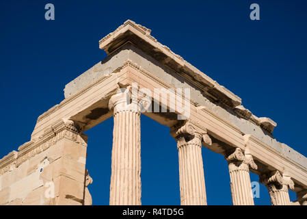 Atene. La Grecia. Dettaglio delle colonne ioniche (albero) e capitale dell'Eretteo (Erechtheum) antico tempio greco sull'Acropoli. Foto Stock