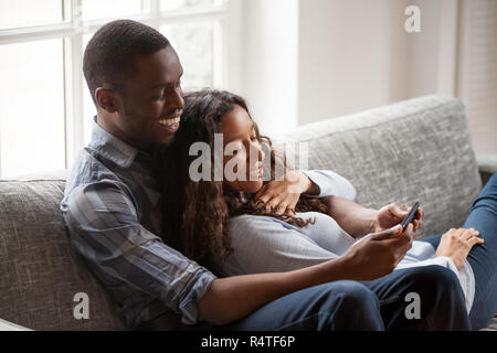 African American matura in amore per divertirsi insieme Foto Stock