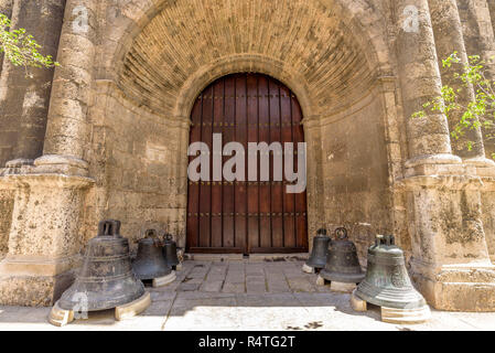 Basílica Menor de San Francisco de Asís su Oficios. Campane della Chiesa e portale. Ingresso di una chiesa a l'Avana Vecchia, Cuba Foto Stock