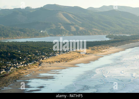 Vista aerea di Manzanita, Oregon, Nehalem Bay e la costa del Pacifico Foto Stock