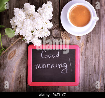 Tazza di caffè e un bordo nero Foto Stock