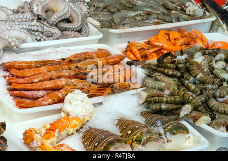 Piatti a base di frutti di mare e crostacei per la vendita su un mercato Foto Stock