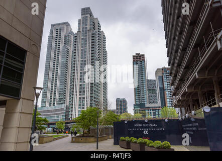 London, Regno Unito - 28 Aprile 2018: nuovo grattacielo residenziale costruito su Islae di cani nei Docklands di Londra Foto Stock