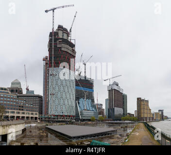 London, Regno Unito - 28 Aprile 2018: sito in costruzione della moderna skycrapers vicino a Canary Wharf dalla stazione di London Docklands Foto Stock