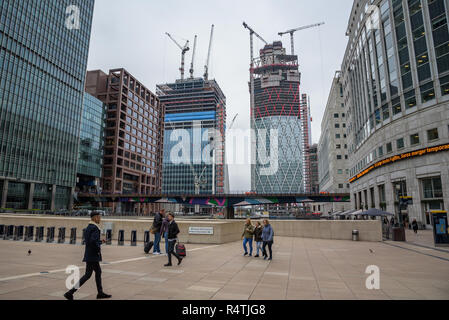 London, Regno Unito - 28 Aprile 2018: sito in costruzione della moderna skycrapers vicino a Canary Wharf dalla stazione di London Docklands Foto Stock