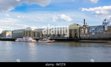 London, Regno Unito - Appril 26, 2018: vista panoramica del rinnovato Butlers Wharf sulla riva sud del Tamigi Foto Stock