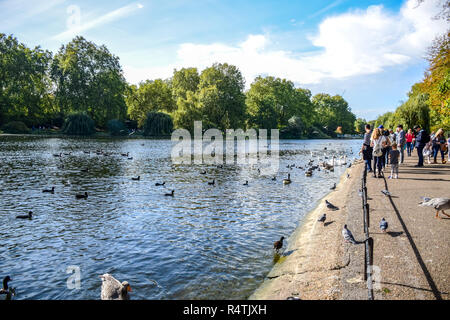 Turisti che si godono il loro tempo al St James Park Lake in St James Park, London, England, Regno Unito Foto Stock