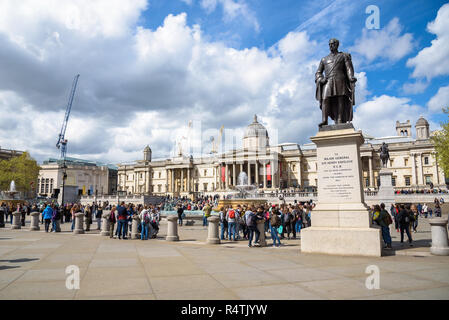 London, Regno Unito - Appril 26, 2018: turisti visitano Trafalgar Square, la piazza più famosa di capitale britannica Foto Stock