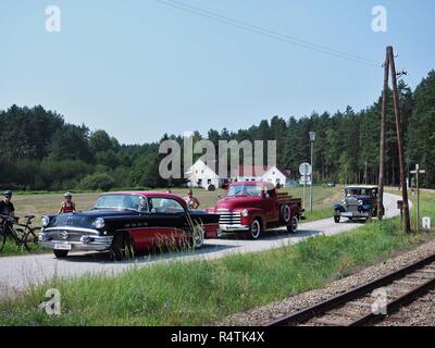 Nero-rosso oldtimer Buick e rosso Chevrolet, entrambi con un austriaco numero di immatricolazione su reduci dalla convenzione in Alt-Nagelberg, Austria. Ford-A essere Foto Stock