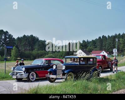 Nero-rosso oldtimer Buick e rosso Chevrolet, entrambi con un austriaco numero di immatricolazione su reduci dalla convenzione in Alt-Nagelberg, Austria. Ford-A essere Foto Stock