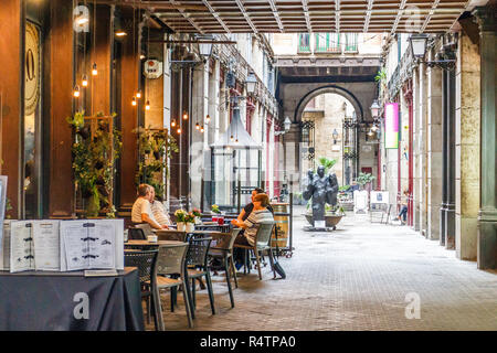 Barcellona, Spagna - 4 Ottobre 2017: persone di bere il caffè in un ristorante in un cortile La Rambla. La strada è molto famosa area pedonale sh Foto Stock