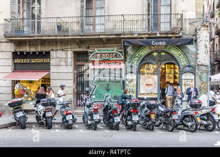 Barcellona, Spagna - 4 Ottobre 2017: moto parcheggiata fuori dei negozi su Las Ramblas. La strada è molto famosa zona pedonale dello shopping e. Foto Stock