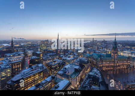 Vista aerea di Hamburg City Center in inverno Foto Stock