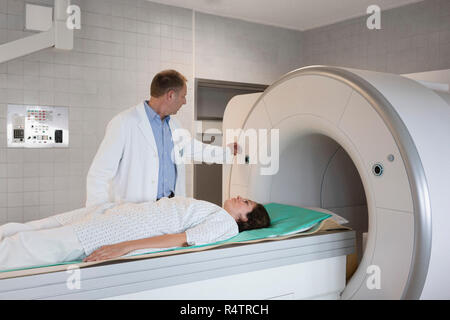 Medico paziente preparazione per MRI in ospedale Foto Stock