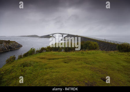 Storseisundet ponte su un nuvoloso, giornata piovosa, Atlanterhavsveien, Norvegia Foto Stock